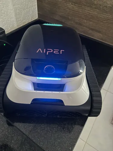 Robô para limpar piscina Aiper Scuba N1 com problema