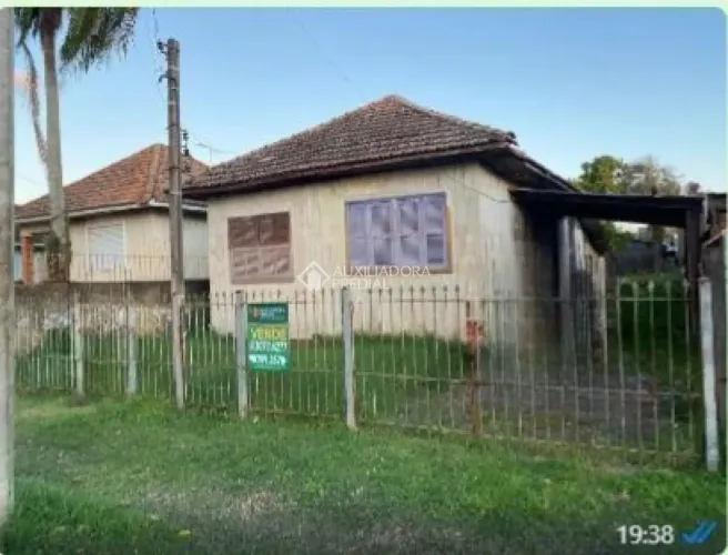 Casa de madeira em terreno amplo à venda no Bairro Rio Branco em Canoas