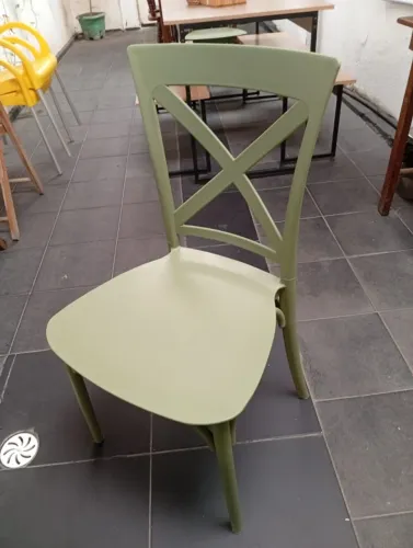 Cadeira verde musgo em polipropileno
