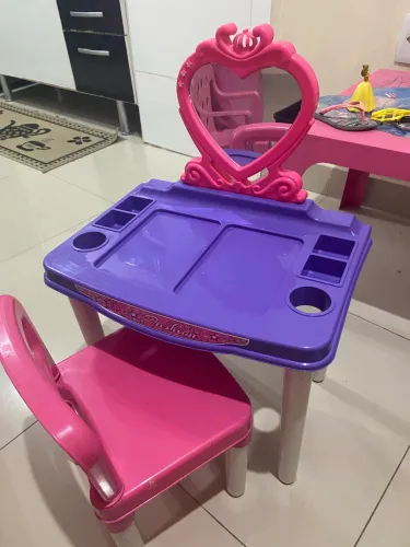 Mesa de maquiagem infantil