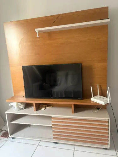 Home com painel para TV amadeirado