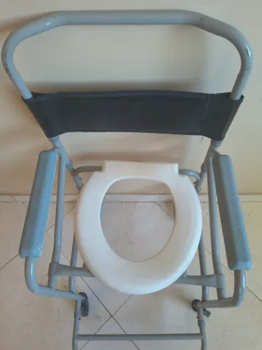 Vendo uma cadeira de banho e um imobilizador de joelho
