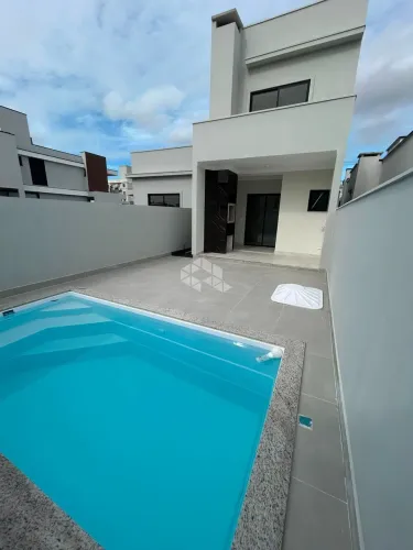 Sobrado alto padrão com piscina em Tijucas!