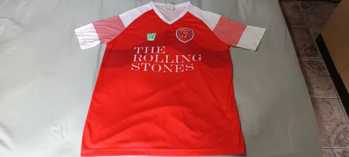 Camisa Rock Rolling Stones - versão Arsenal futebol