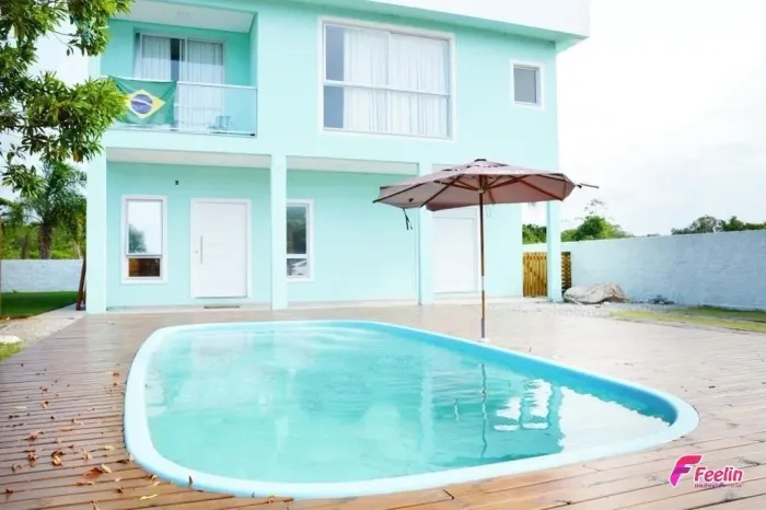 Linda Casa com Suíte Master e teto panorâmico em Condomínio Fechado em Canasvieiras