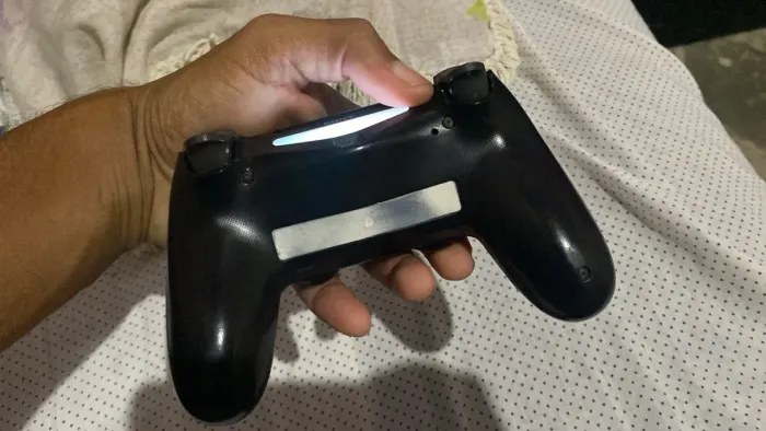 Vendo controle do ps4 original nunca mexido analógico intacto pq eu usava mais os botão 