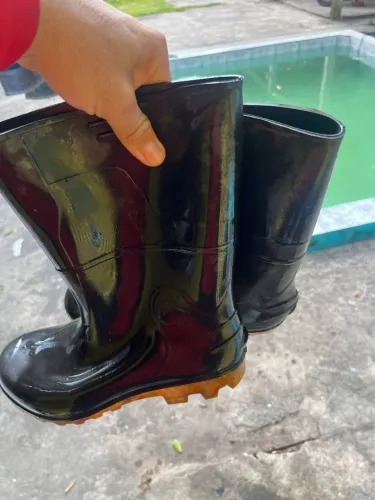 Bota de borracha,  usei uma vez apenas