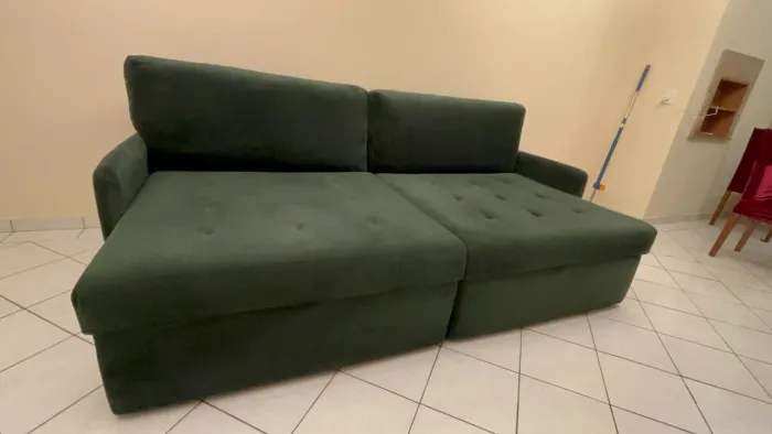 Lindo sofá em verde-militar (veludo)