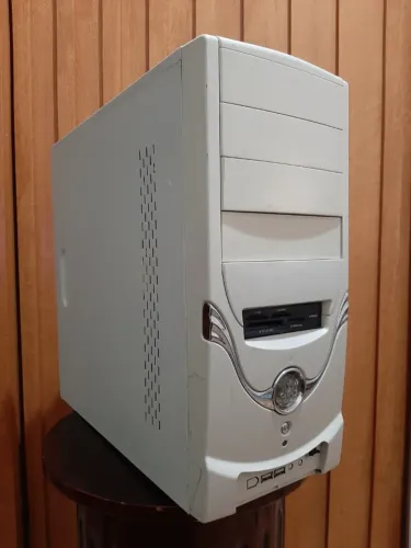 Gabinete Retrô Branco Bege Prata PC Sleeper Clássico Anos 2000