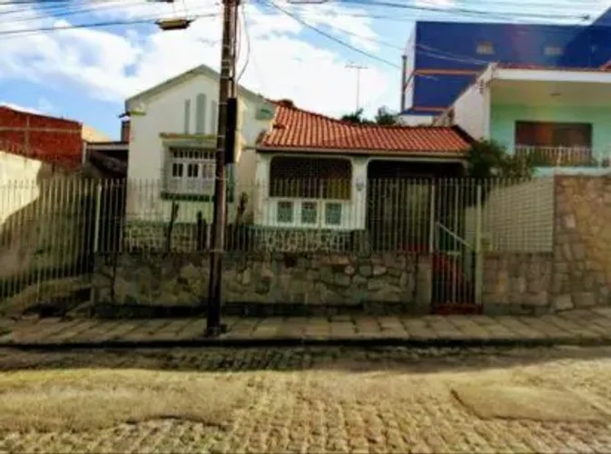 Vende-se casa (em ruina), em terreno 12x30, no bairro Palmeira
