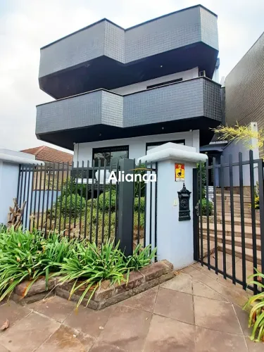 Casa residencial com 4 dormitórios para alugar no bairro Vila Ipiranga em Porto Alegre.
