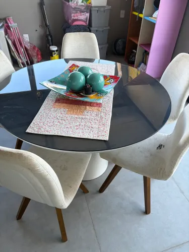 Mesa de jantar com tampo redondo e 5 cadeiras em linho 