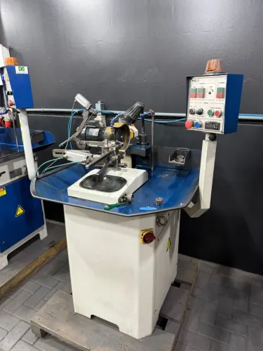Esta é uma afiadora de serra circular automática modelo ASC-1.