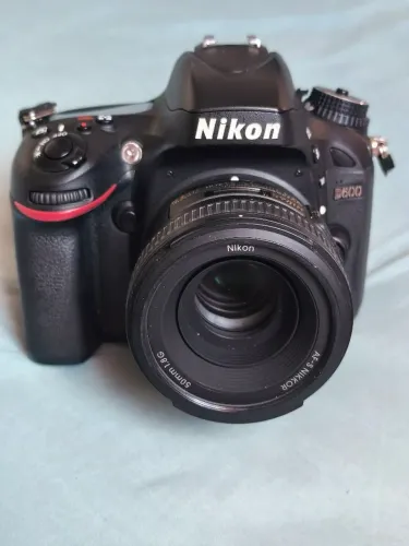 Vendo Nikon D600 + Lente 50mm 1.8