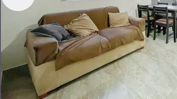 Sofa 2 lugares em bom estado acompanha Capa de Sofa