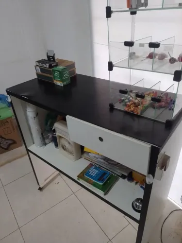 Balcão com uma gaveta e frente de vidro 