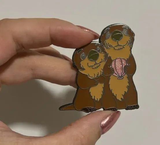 Pin de metal de lontras com conchinha (broche)