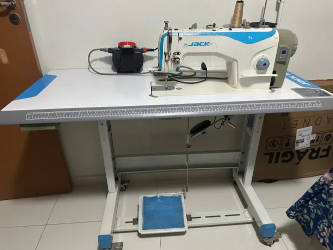 Máquina de costura industrial reta jackf4