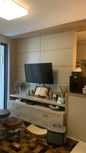Sala de tv completa com bancada em MDF em excelente estado