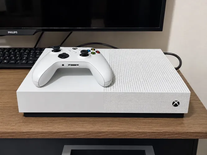 Vendo Xbox One s All digital 1TB com um controle