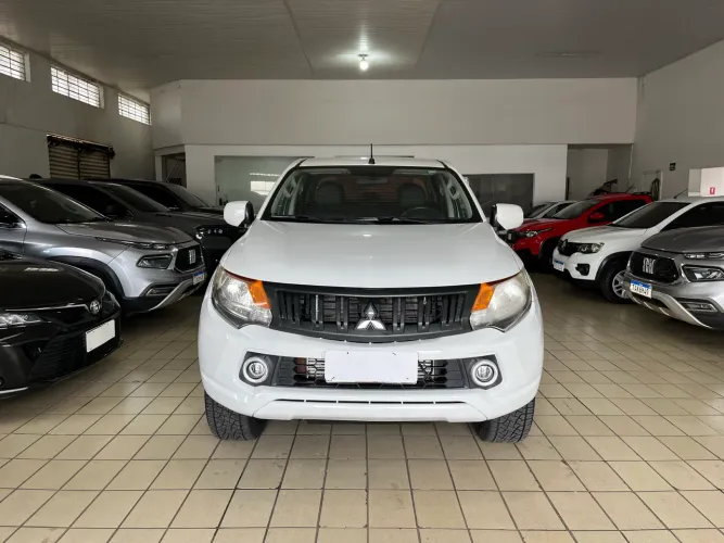 Mitsubishi L200 Triton Sport GLX 2.4 CD Diesel Mec. 2020