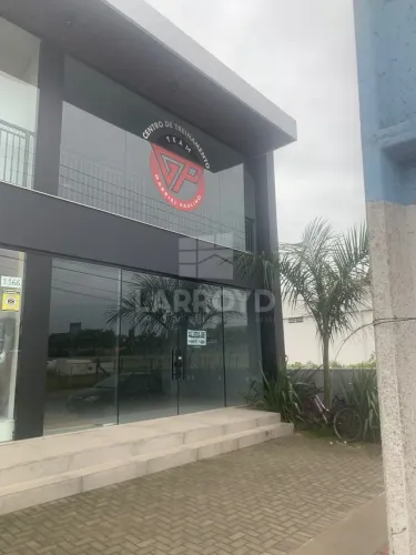 Sala Comercial Ampla para Alugar em Eixo de Fácil Acesso