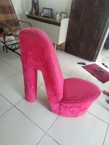 Cadeira em formato de sapato alto