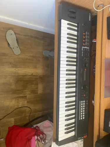 Teclado Sintetizador Mx61 V2 Com Fonte Preto Yamaha 127/220v Preto