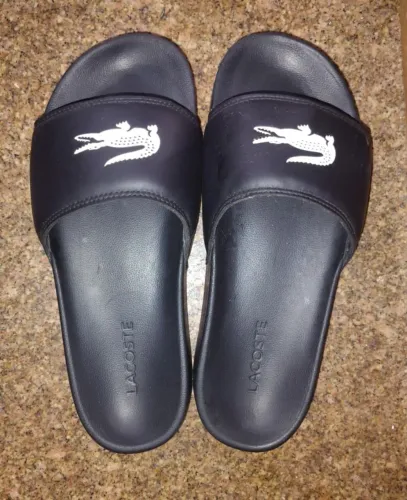 Chinelo Lacoste