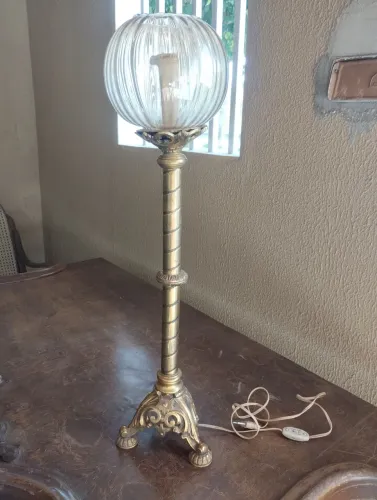 Um lustre de bronze 