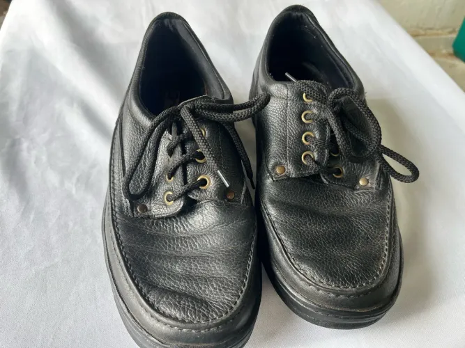 Sapatos social em couro legítimo. N. 41. Marca pizza fez.