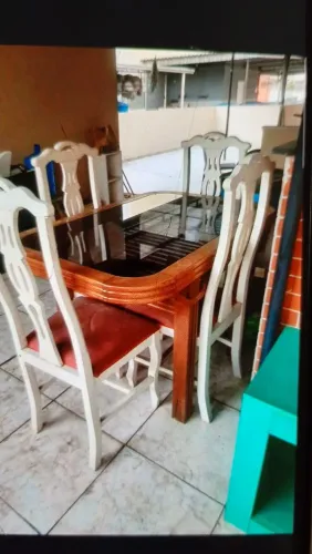 MESA ANTIGA EM MADEIRA MACIÇA COM TAMPO DE VIDRO MEDIDAS 80, X 1,20 COM 4 CADEIRAS  TOP  