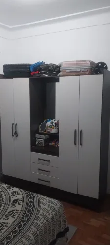 Guarda-roupas de Casal com espelho, 4 portas e 3 gavetas