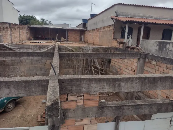 Vendo lote com estrutura para construção de casa e lojas