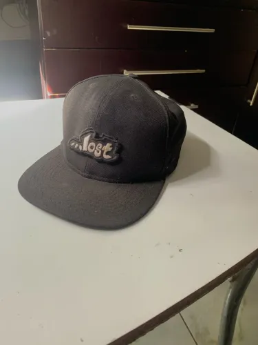 Vendo boné da lost Semi Novo 