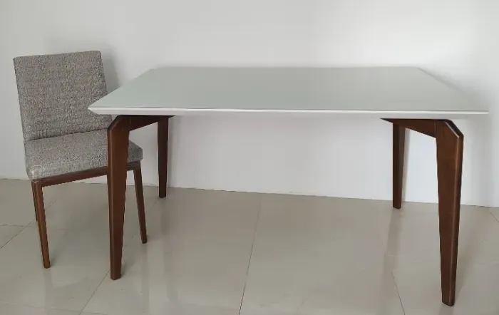Mesa retangular 1,40 x 0,90 offwhite com 04 cadeiras