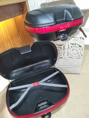 Baús givi, jaqueta e luvas motociclista