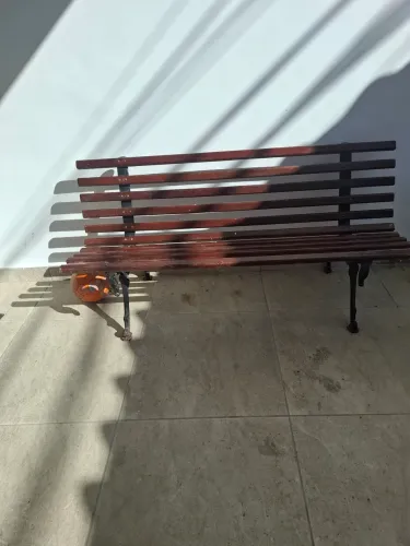 Vendo 2 bancos para jardim  de madeira maciça pés de ferro