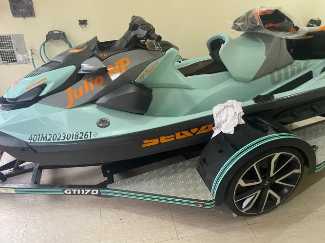 Jet SKY Seadoo wake