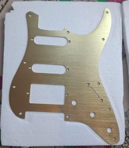 Escudo Guitarra Stratocaster Alumínio Anodizado Pale Gold HSS