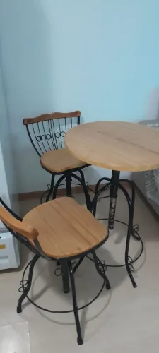 Mesa rústica com 2 cadeiras