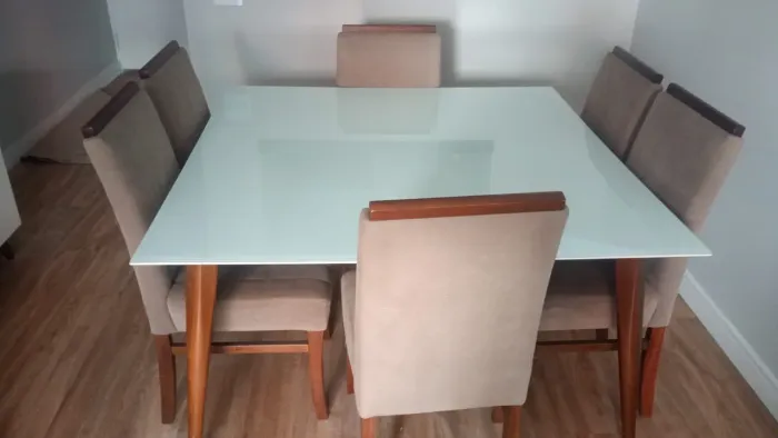 Mesa com 6 cadeiras 