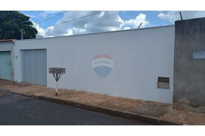 Oportunidade Única no Chica Ferreira: Casa Ampla + Edícula + Ponto Comercial!