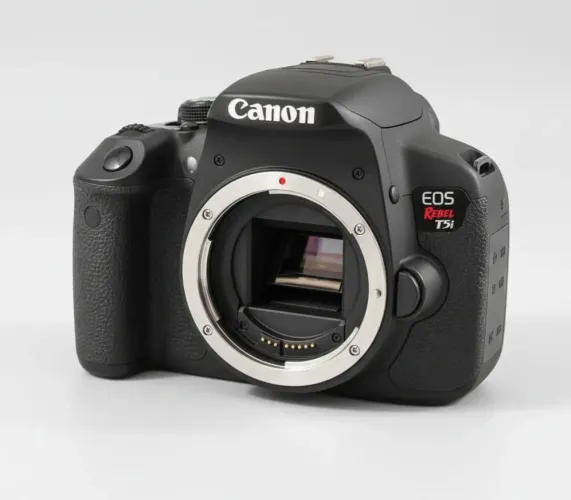 Câmera Fotográfica Profissional Canon T5i com a lente 18-55mm - Preta (Usado)