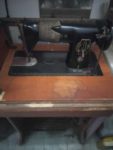 Máquina de costura Singer funcionando antiguidade