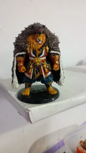 Estátua artesanal pintada à mão  acabamento premium em resina UV