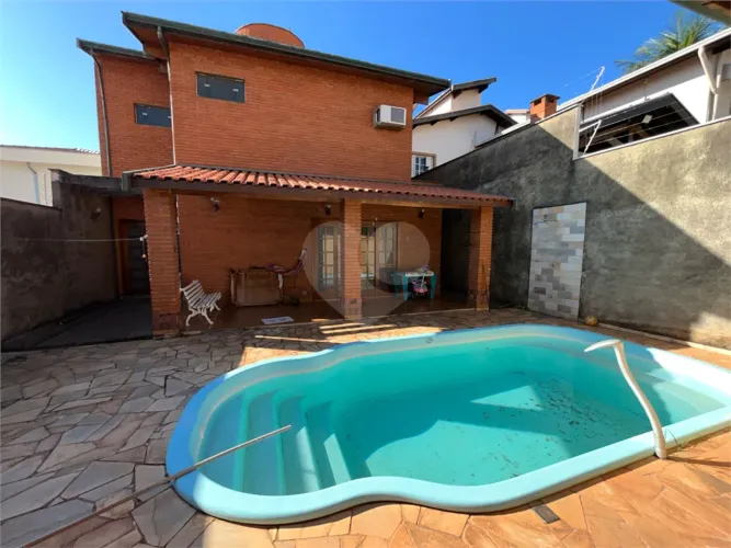 Casa sobrado à venda no bairro Vila Independência, em Piracicaba