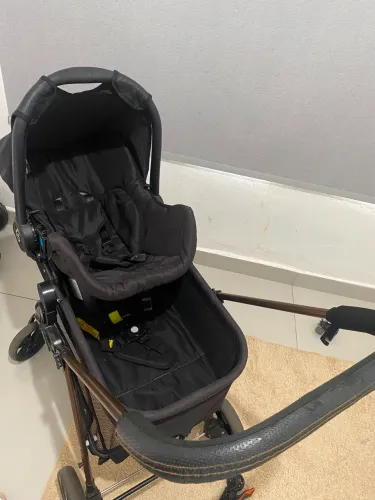 Carrinho de bebê e bebê conforto