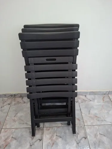Vendo mesa de madeira maciça com 4 cadeiras de plástico. Dobráveis. Novas.