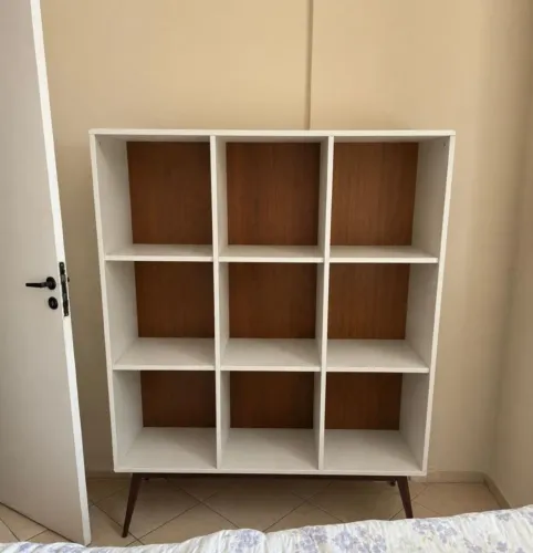 Estante com divisórias